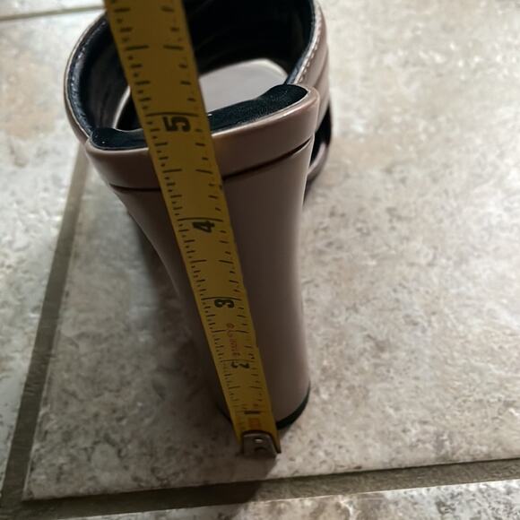 Gucci Leather 'Webby' Crossover Mules - Picture 13 of 15